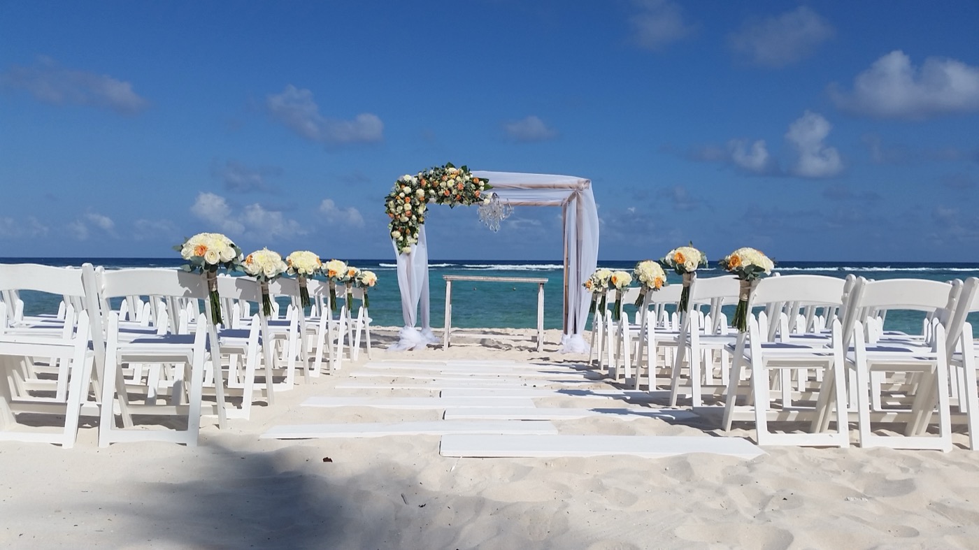 Galeria de Bodas: Boda en la praia com los novios celebrando no hotel The Sens Tulum Riviera.