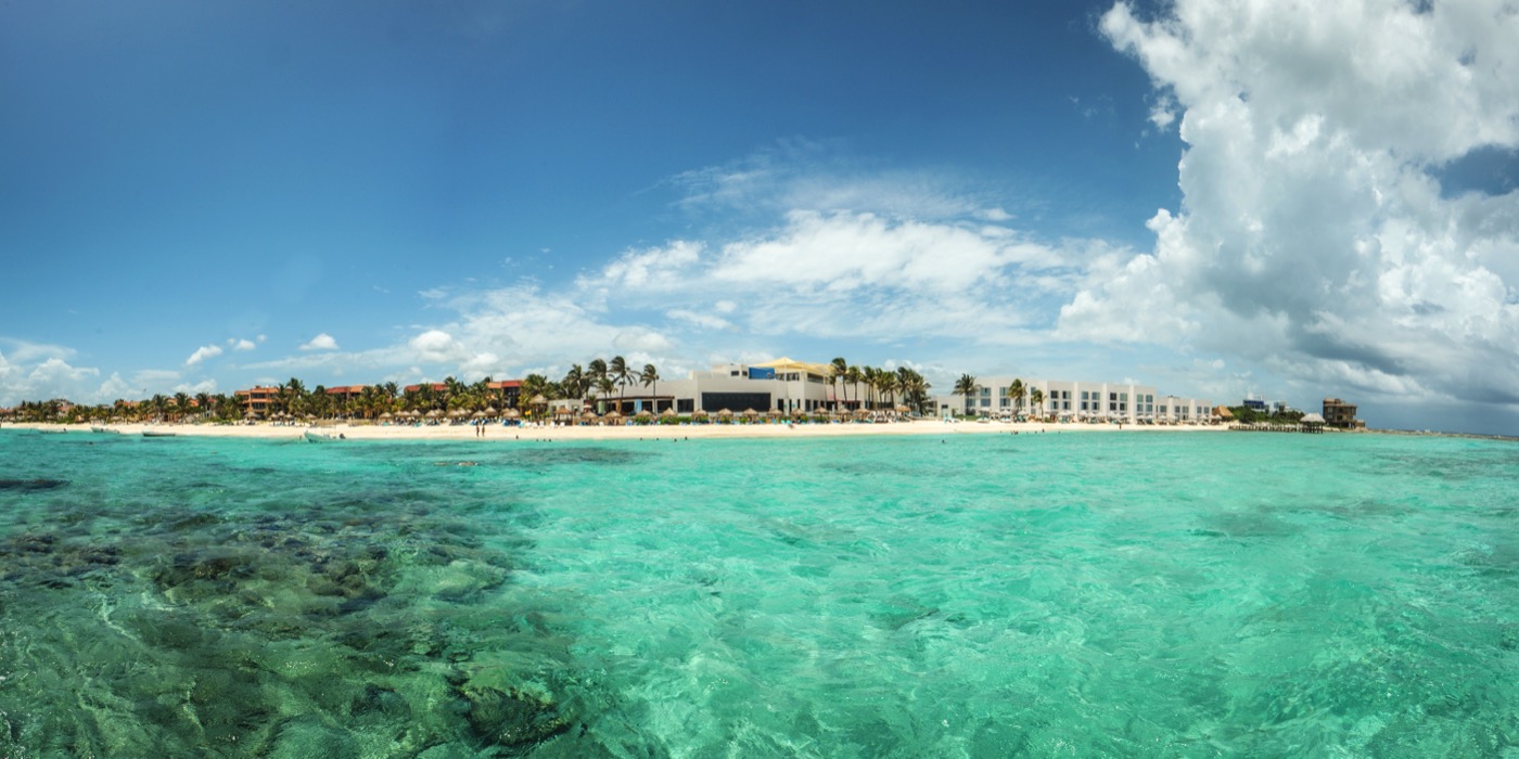 Galeria de Panorámico: Vista aérea do hotel The Sens Tulum Riviera, la praia e el muelle.