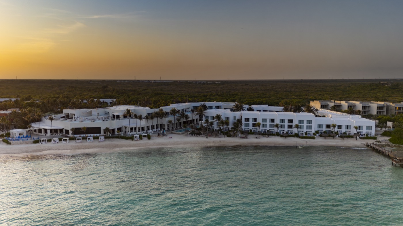 Galeria de Panorámico: Vista panorâmica do hotel The Sens Tulum Riviera e la praia al atardecer.