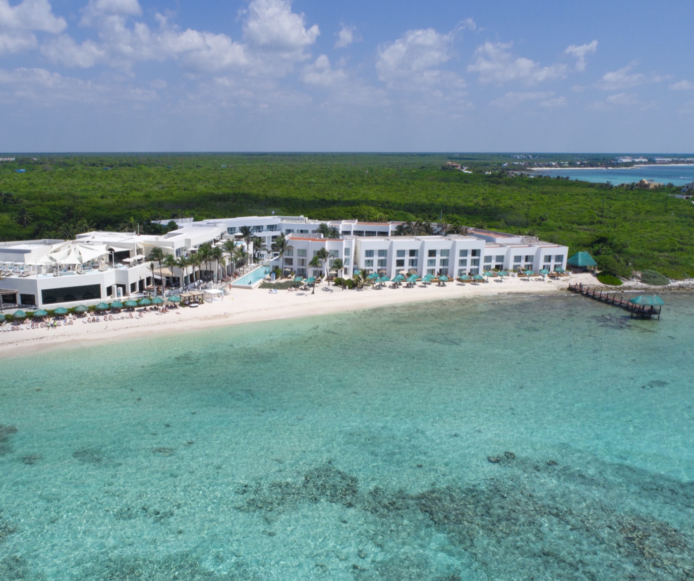 Galeria de Panorámico: Vista panorâmica de los edificios do hotel The Sens Tulum Riviera desde la praia.