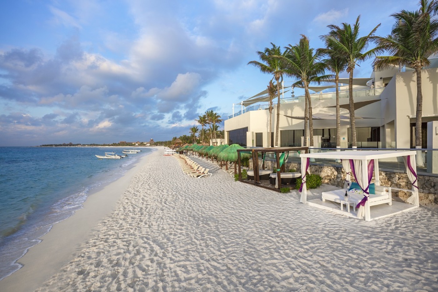 Galeria de Praia: Área de praia com palmeras e camastros no hotel The Sens Tulum Riviera.