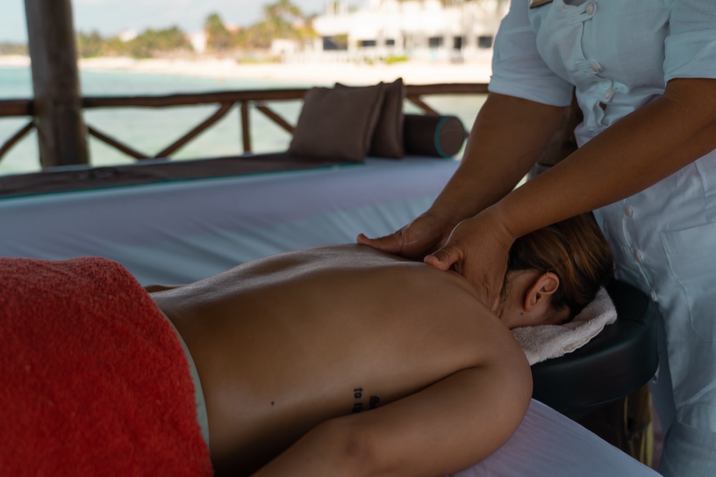 Galeria de Spa: Un massagem de espalda en el spa do hotel The Sens Tulum Riviera.