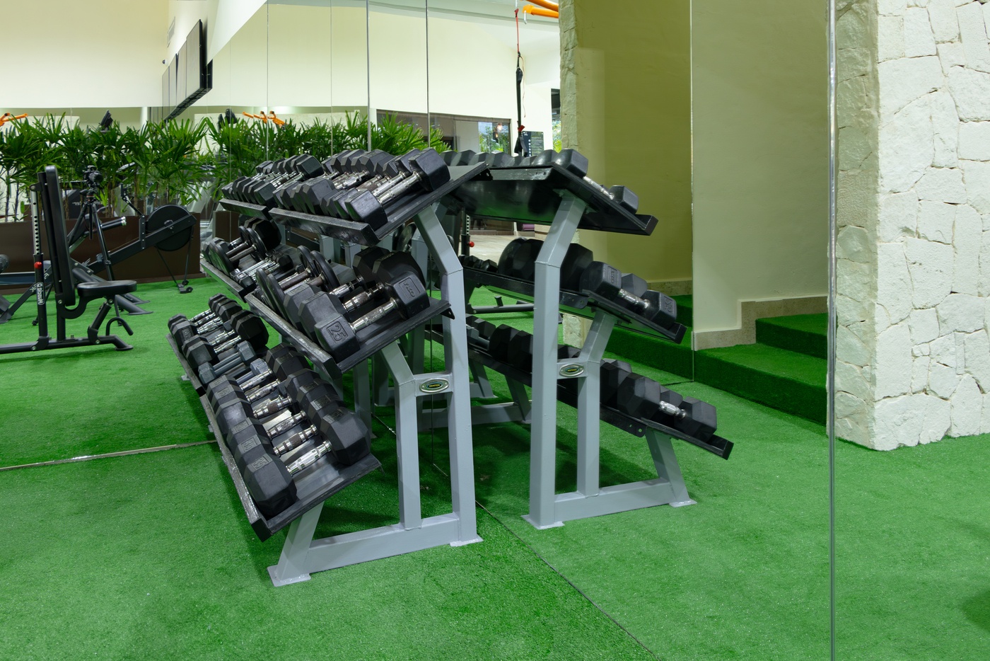 Sala para reuniones com sillas, mesas e escenario en Oh! Cancun The Urban Oasis