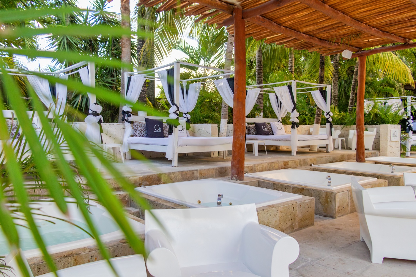 Quarto com cama King Size e decorado pop no hotel Oh! Cancun The Urban Oasis