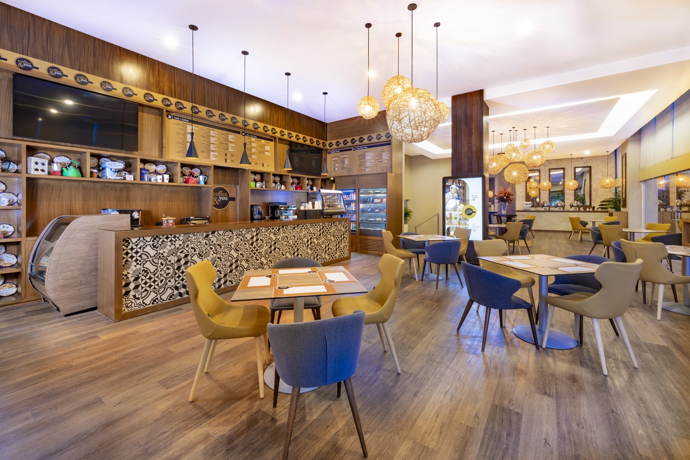 Mujer disfrutando de massagem relajante com piedras