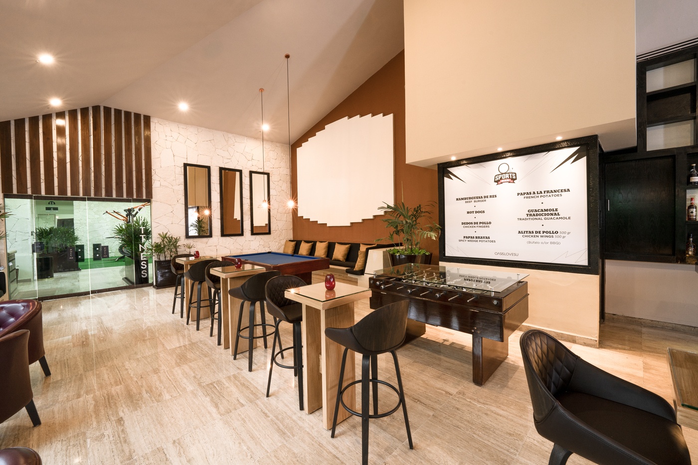 Quarto com cama King Size e ventana com bela vista no hotel Smart Cancun by Oasis