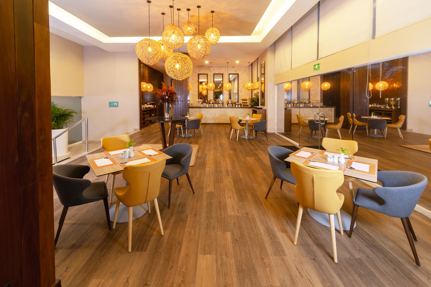Vista interior de Restaurante Coffee & Me no Hotel Smart Cancun by Oasis
