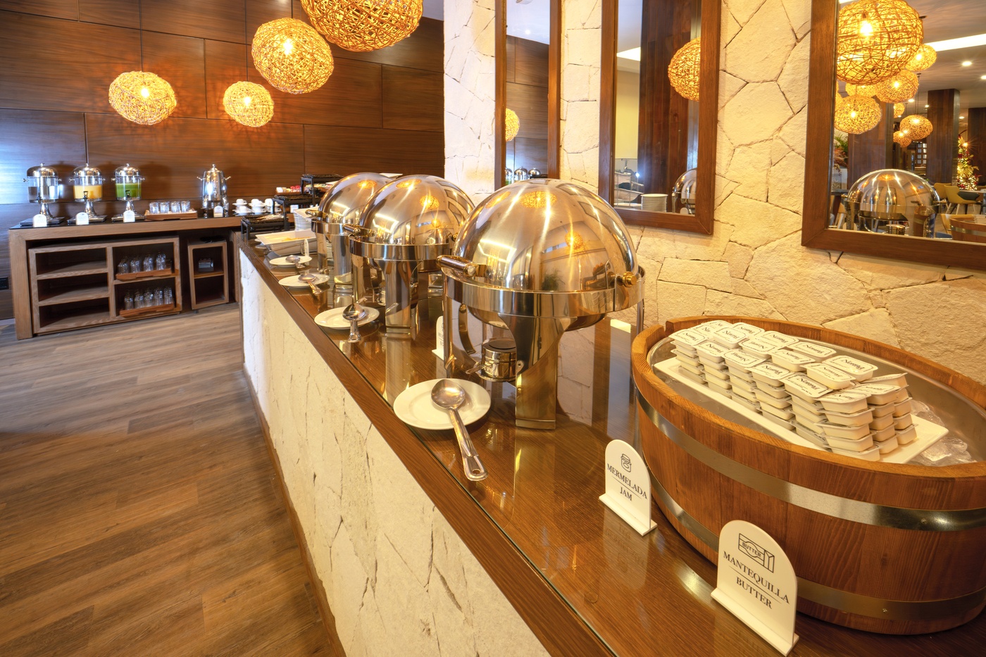 Quarto com dos camas dobles e ventana com bela vista no hotel Smart Cancún by Oasis