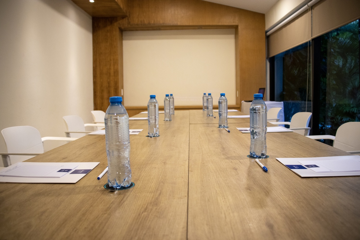 Padres com hija en los hombros frente al monumento Fantasía Caribeña, "El Ceviche".