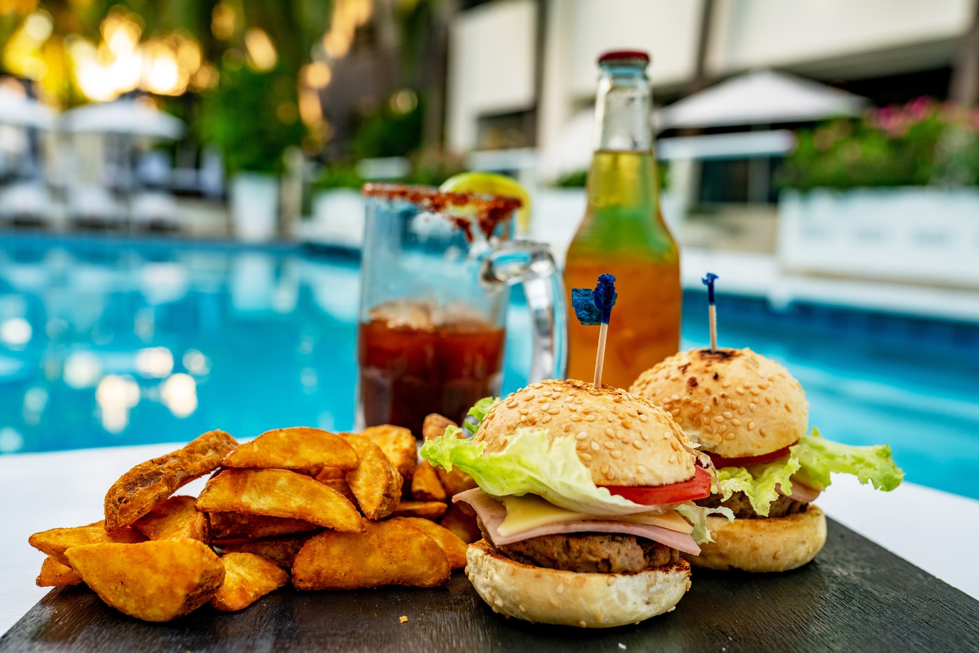 Pareja en lobby de hotel Smart Cancun by Oasis