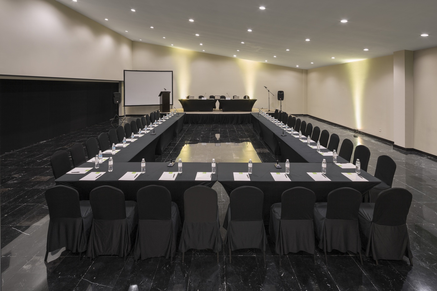 Pareja en lobby de hotel Smart Cancun by Oasis